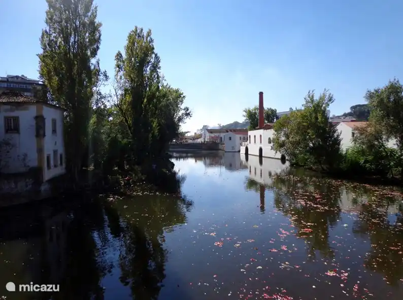 Blick von der alten Brücke im historischen Zentrum von Tomar.