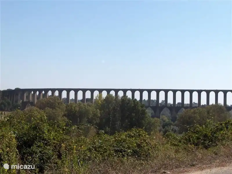 Das Aquädukt Pegoes, nördlich von Tomar, ist begehbar. Ein fantastisches Erlebnis, wenn Sie keine Höhenangst haben. Das Gehen erfolgt auf eigene Gefahr.