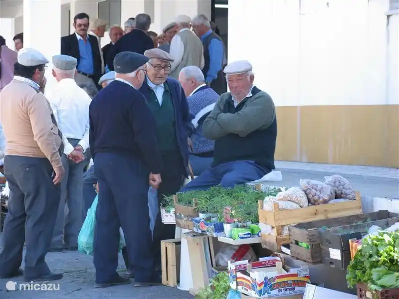 Der Sonntagsmarkt des Nachbardorfes Chãos ist klein, aber ein authentisches Erlebnis unter den Einheimischen. Sie reisen 50 Jahre zurück!