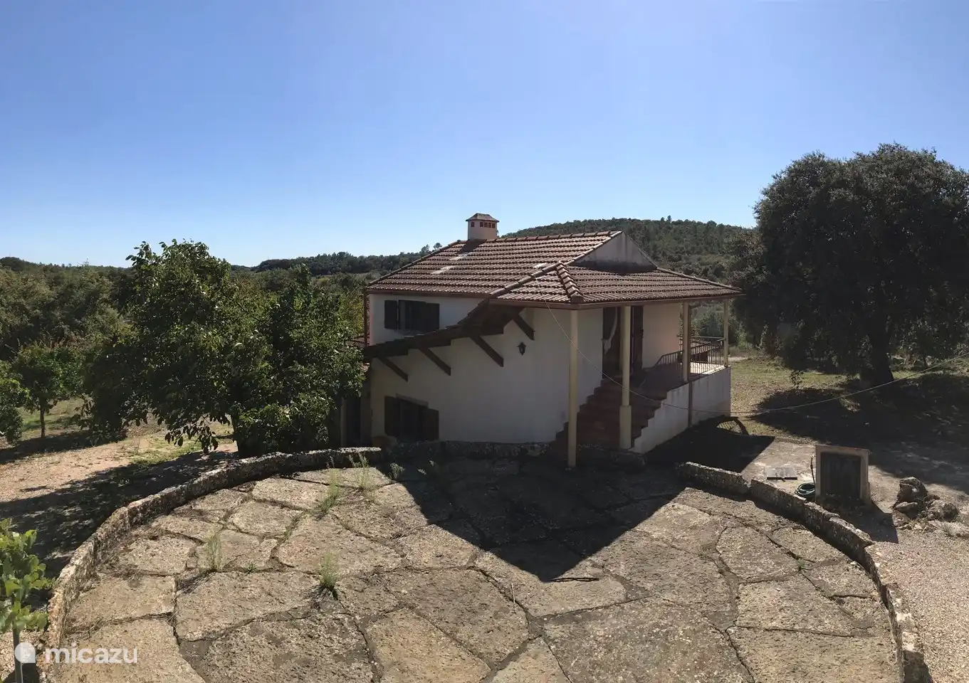 Die alte Tenne und Zugang zum Wohn-/Schlafzimmer im 1. Stock.