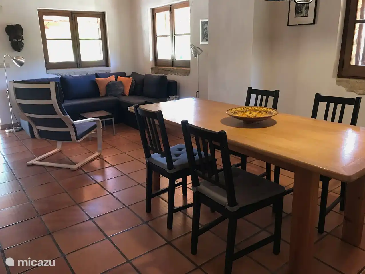 Gemütliche Sitzecke mit offener Küche.