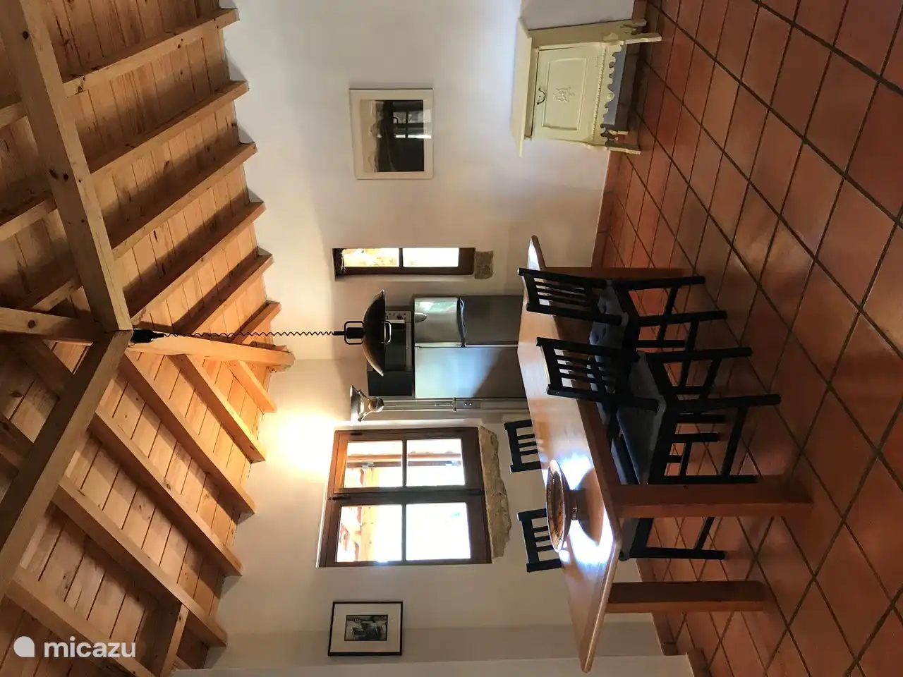 Die Wohnküche mit geräumigem Doppeltür-Kühlschrank mit separatem Gefrierfach und der Kombi-Mikrowelle.