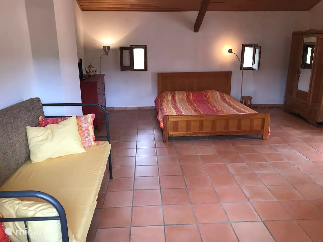 Sehr geräumiges Schlafzimmer im 1. Stock mit eigenem Bad mit Dusche, Waschbecken und WC. Dieses Zimmer verfügt über einen eigenen Eingang auf der 1. Etage. Das Sofa in diesem Zimmer kann auch als Einzelbett genutzt werden. Bei Bedarf steht auch ein zusätzliches Kinderbett zur Verfügung.