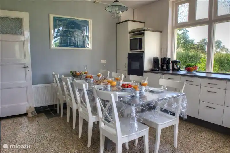 cuisine lumineuse (2 grandes fenêtres) avec four, micro-onde, réfrigérateur, cafetière, senseo, bouilloire