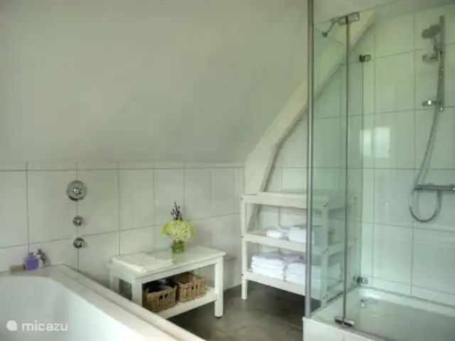 Hof Statendijk | Pays-Bas, Zélande, IJzendijke - ferme salle de bain avec baignoire au milieu de la pièce, douche spacieuse, 2 vasques, banquette, commode, sèche-cheveux.