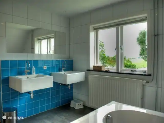 Hof Statendijk | Pays-Bas, Zélande, IJzendijke - ferme de l'autre côté de la salle de bain avec les 2 lavabos, les toilettes ne sont tout simplement pas sur la photo.