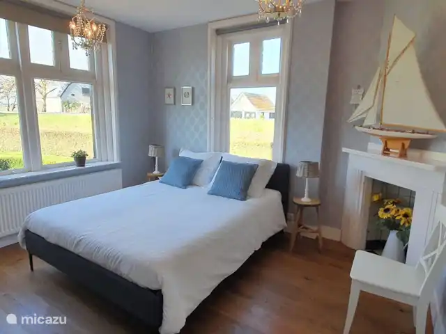 Hof Statendijk | Pays-Bas, Zélande, IJzendijke - ferme chambre lumineuse (1) en bas 1 lit double de 210x160 cm, fauteuil, cheminée authentique, penderie et penderie séparée. 2 grandes fenêtres.