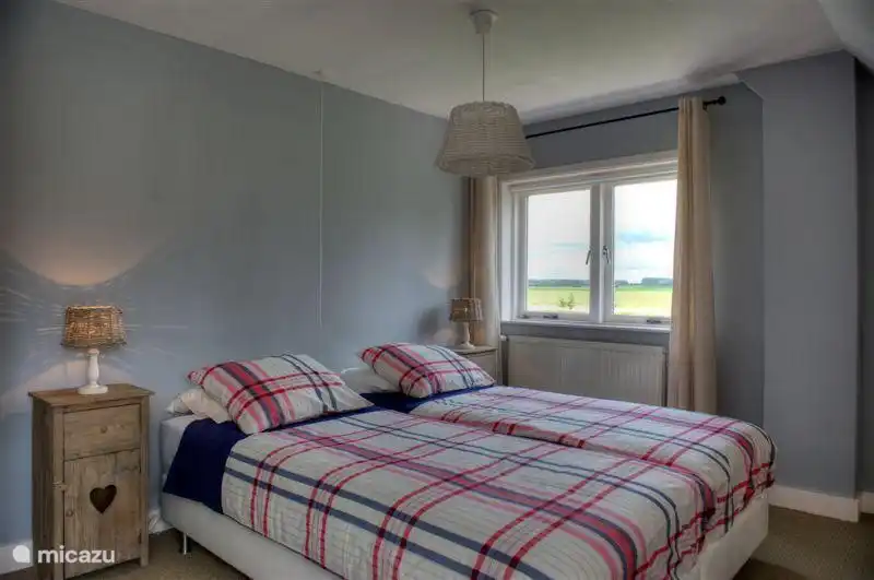 chambre (2) à l'étage : 2 lits sommiers, grande armoire, lit bébé, 2ème télévision, chaise, 2 fenêtres.