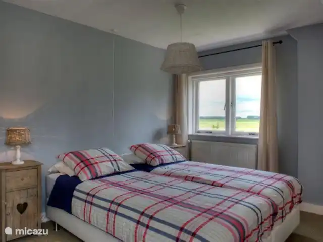 Hof Statendijk | Pays-Bas, Zélande, IJzendijke - ferme chambre (2) à l'étage : 2 lits sommiers, grande armoire, lit bébé, 2ème télévision, chaise, 2 fenêtres.
