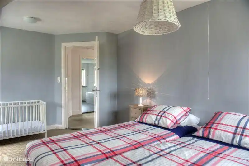 chambre (2) à l'étage avec le lit bébé sur la photo.