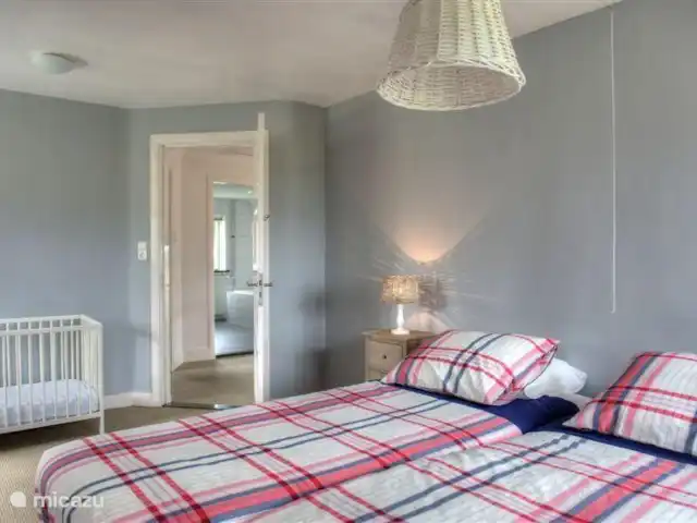 Hof Statendijk | Pays-Bas, Zélande, IJzendijke - ferme chambre (2) à l'étage avec le lit bébé sur la photo.