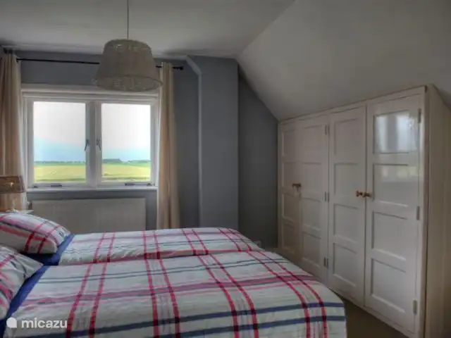 Hof Statendijk | Pays-Bas, Zélande, IJzendijke - ferme chambre (2) à l'étage avec le grand garde-robe intégré, à côté se trouve un 2e téléviseur (la photo a été prise avant que le téléviseur ne soit là)