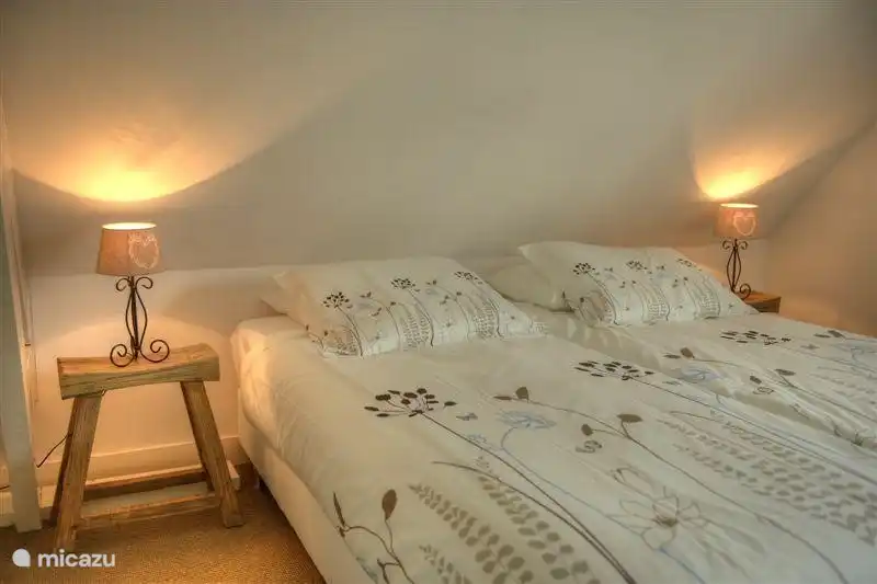 chambre (4) à l'étage avec 2 lits sommier, grande armoire, chaise et lit bébé