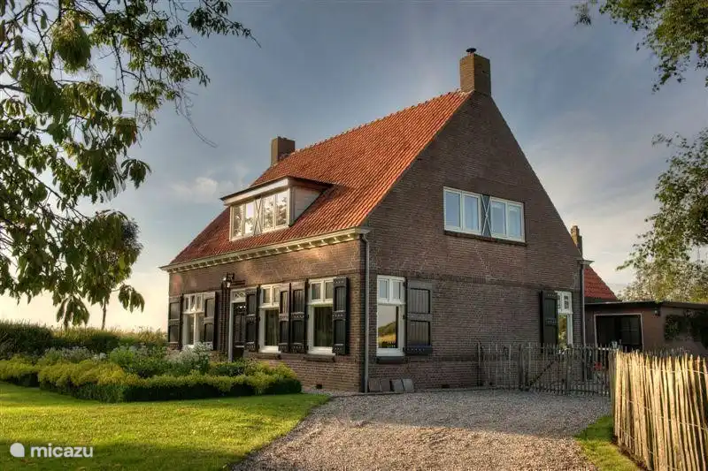 Allée de la maison de vacances de la cour.