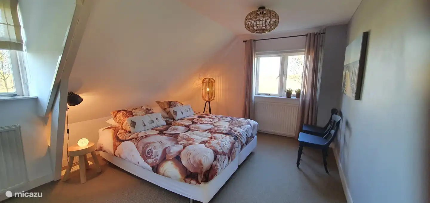 chambre (3) à l'étage avec 2 lits sommier de 220x90cm formant un lit double, commode, penderie, 2 fenêtres.