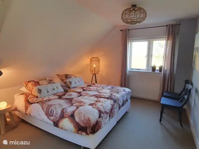 Hof Statendijk | Pays-Bas, Zélande, IJzendijke - ferme chambre (3) à l'étage avec 2 lits sommier de 220x90cm formant un lit double, commode, penderie, 2 fenêtres.