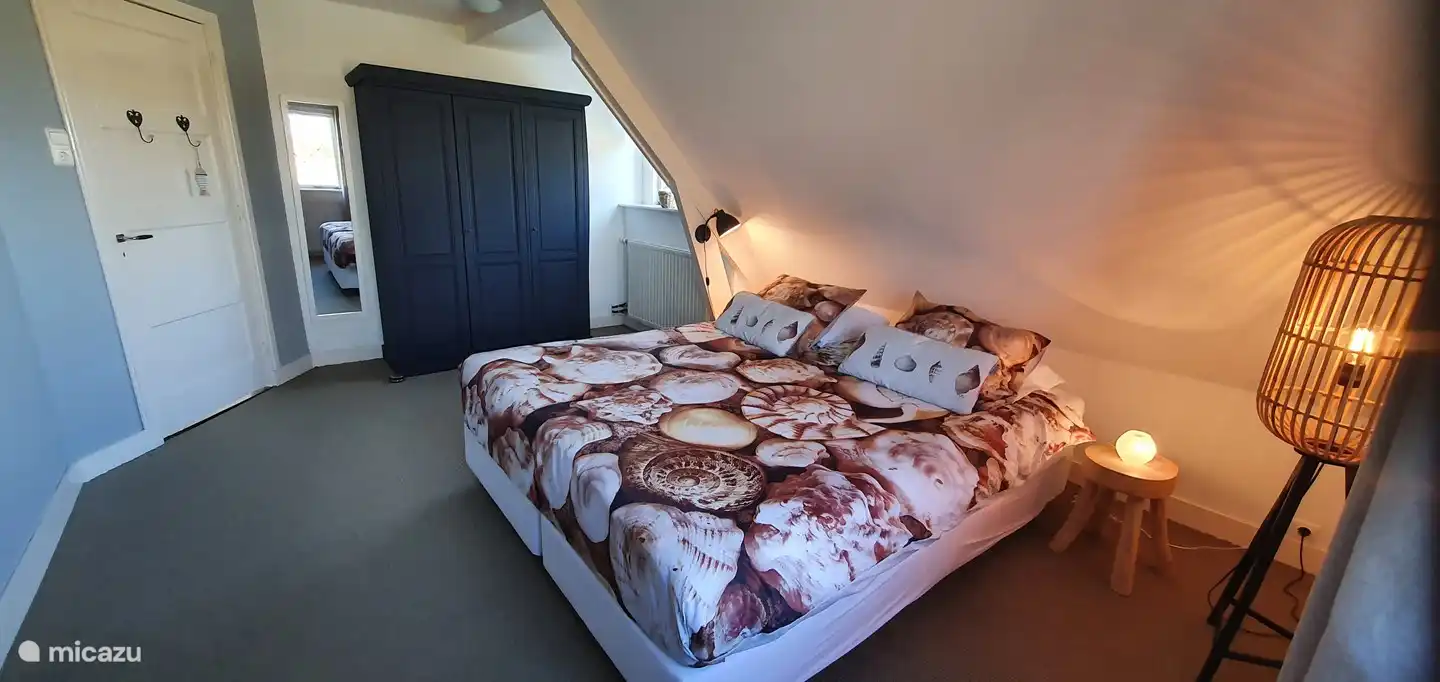 une autre vue de la chambre (3) (avec l'armoire).