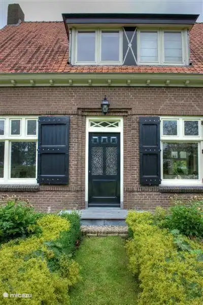 Porte d'entrée traditionnelle de la maison