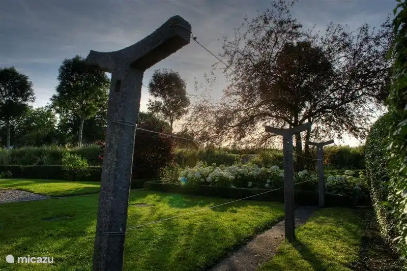 Fil de lavage nostalgique à côté de la maison arrière.