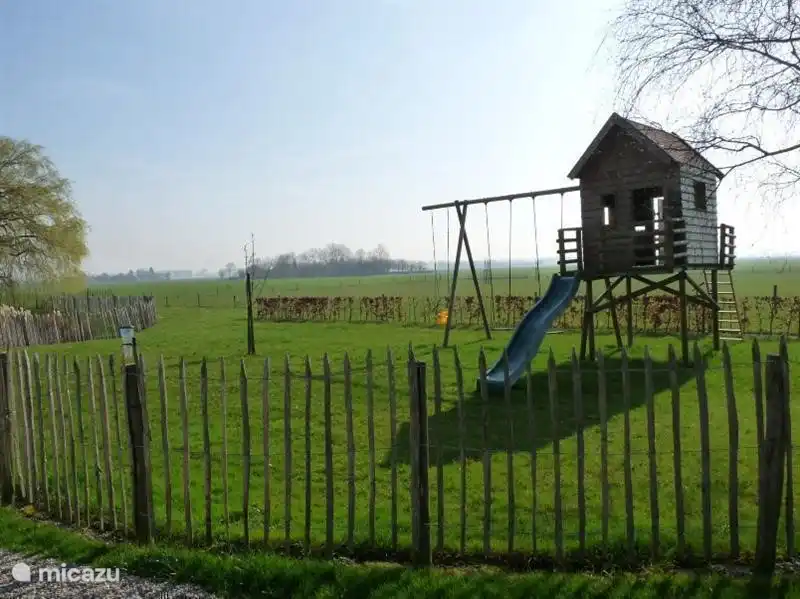 La maison de jeu amusante avec balançoire et toboggan ! Le grand trampoline enterré n'est pas encore sur la photo, mais il est là !!!! (la photo a été prise plus tôt)