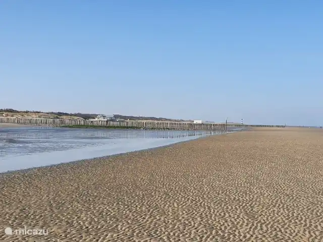Hof Statendijk | Pays-Bas, Zélande, IJzendijke - ferme Breskens, plage à marée basse. Vue sur les pavillons de plage Halve Maentje et Loods 10 et plus loin sur le phare.