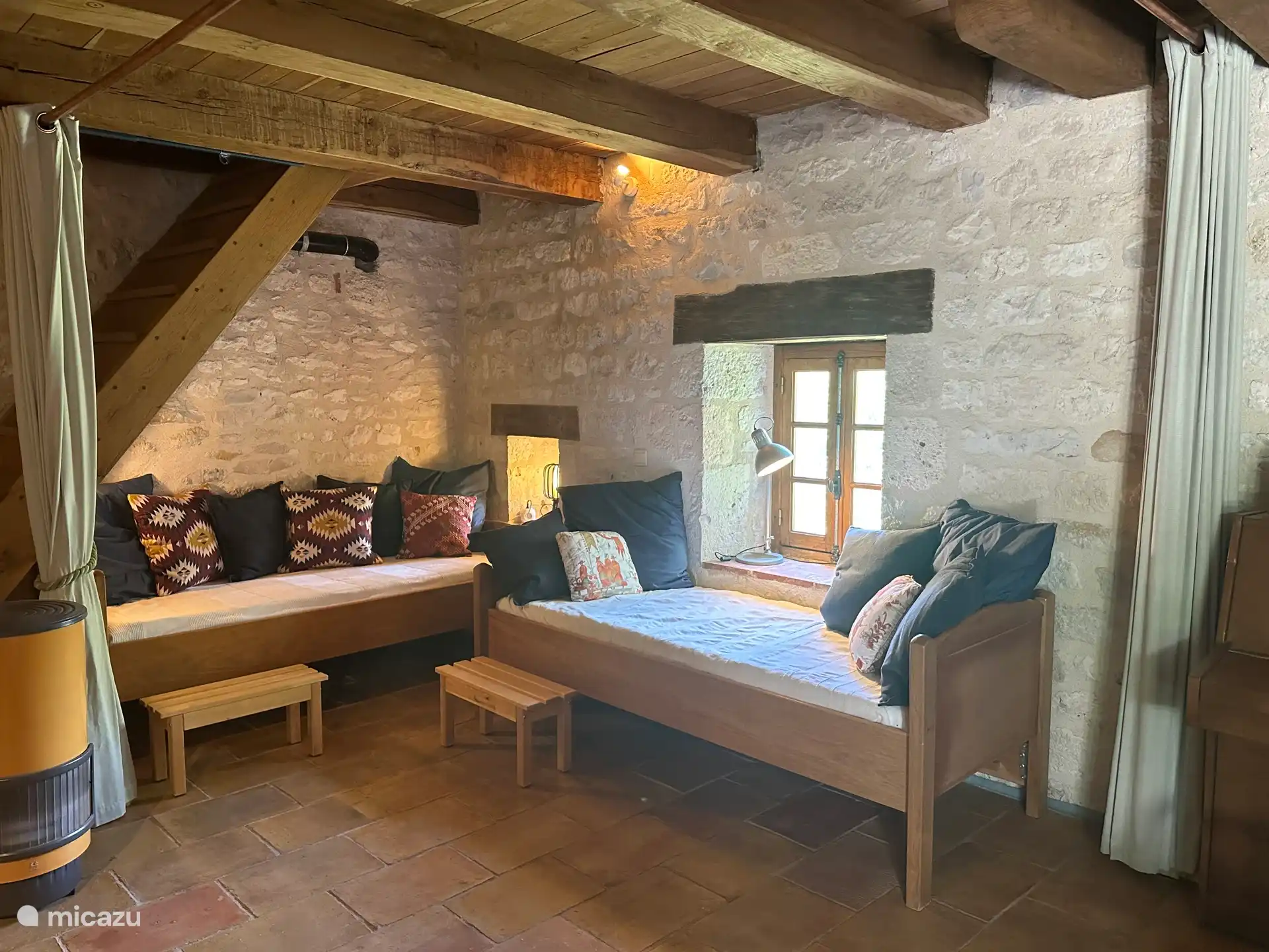 begane grond - slaaphoek met gordijnen - bedden opogesteld als 2 eenpersoons bedden
Rez-de-chaussee: coins chambre - lits comme 2 lits individuels