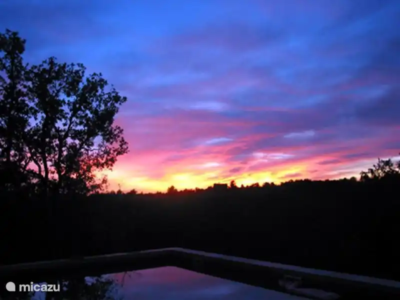 's Avonds kunt u genieten van de zonsondergang.
Le soir vous pourrez profiter du coucher du soleil.