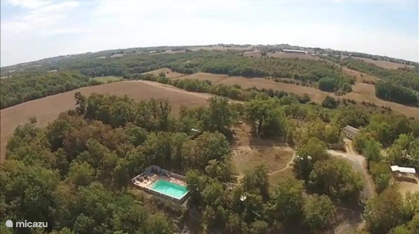Zwembad met overzicht over de heuvels
La piscine avec panorama sur les collines