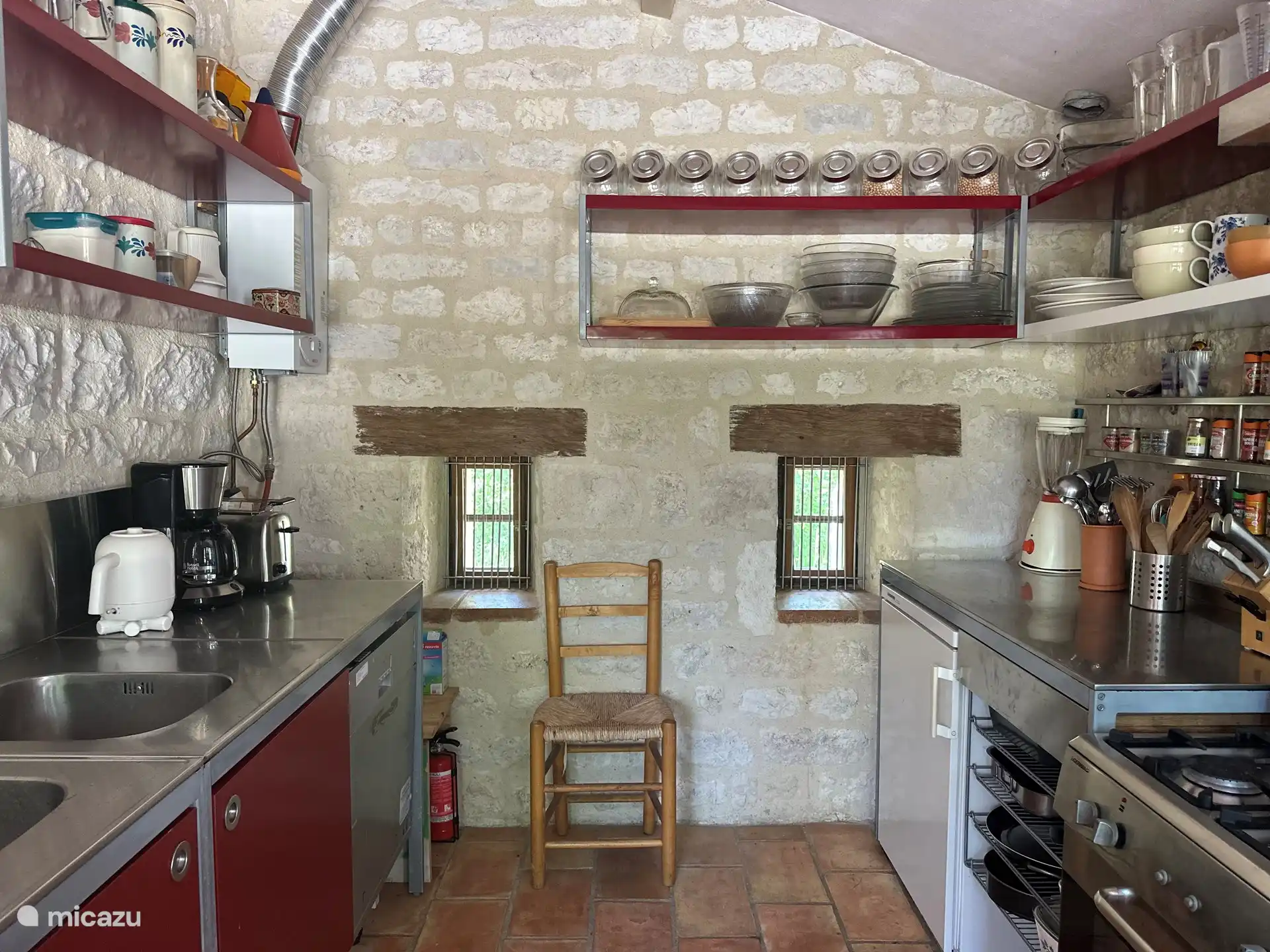 keuken met links de vaatwasser - rechts het fornuis en de koelkast met diepvriesvak
Cuisine avec à gauche la machine à vaiselles -  à droite la cuisinière et le frigo avec compartiment congélateur