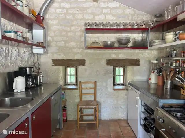 landhuis / kasteel huren in Frankrijk, Lot, Pern – Château Fabre Vieux keuken met links de vaatwasser - rechts het fornuis en de koelkast met diepvriesvak
Cuisine avec à gauche la machine à vaiselles -  à droite la cuisinière et le frigo avec compartiment congélateur