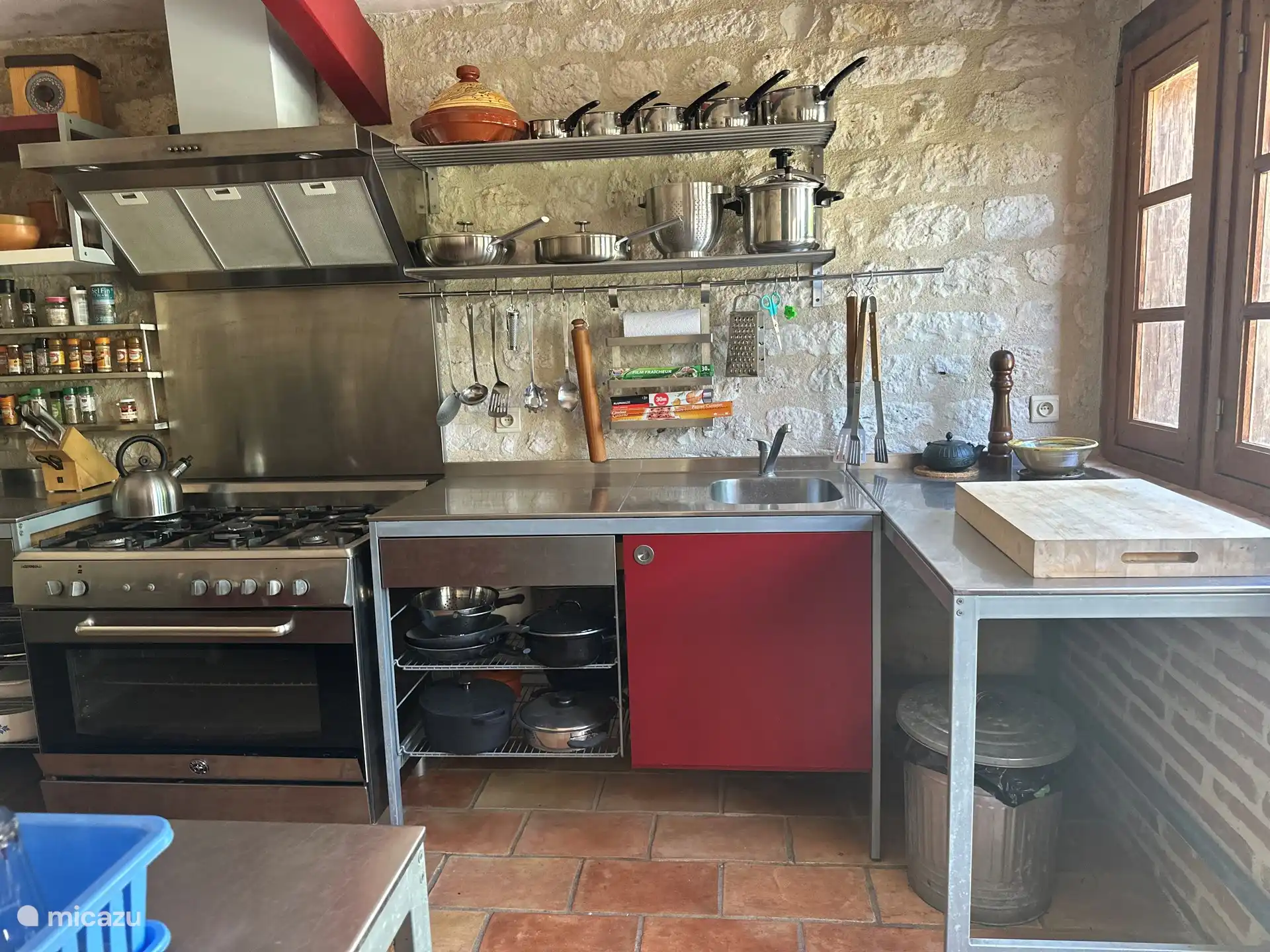 Keuken met werkblad voor het raam
Cuisine avec plan de travail devant la fenêtre