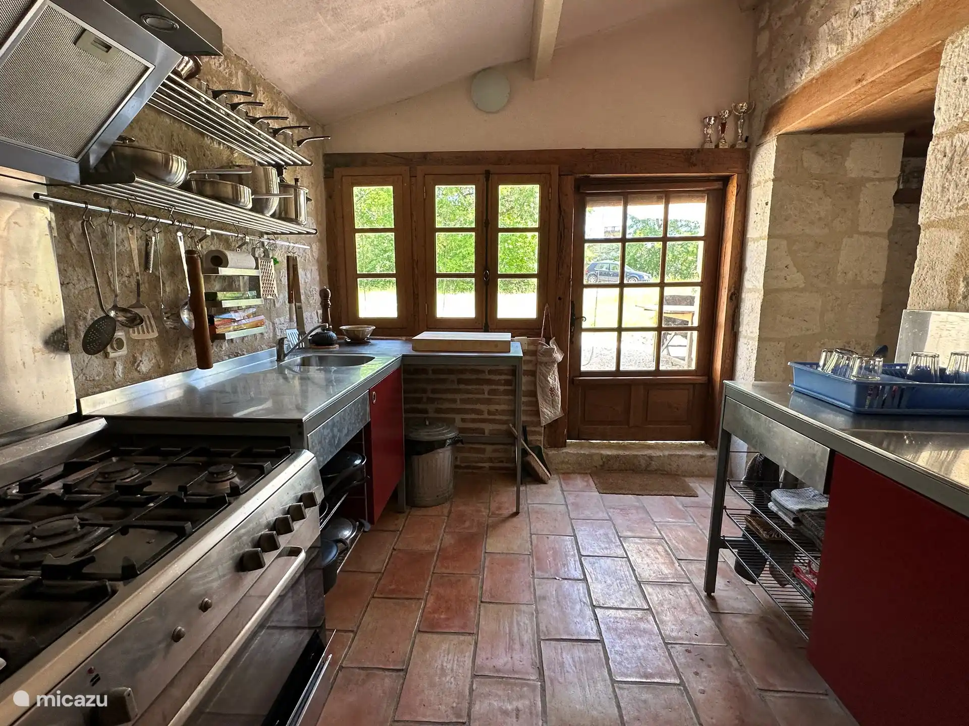 Keuken met buitendeur.
Cuisine avec porte d'entrée.