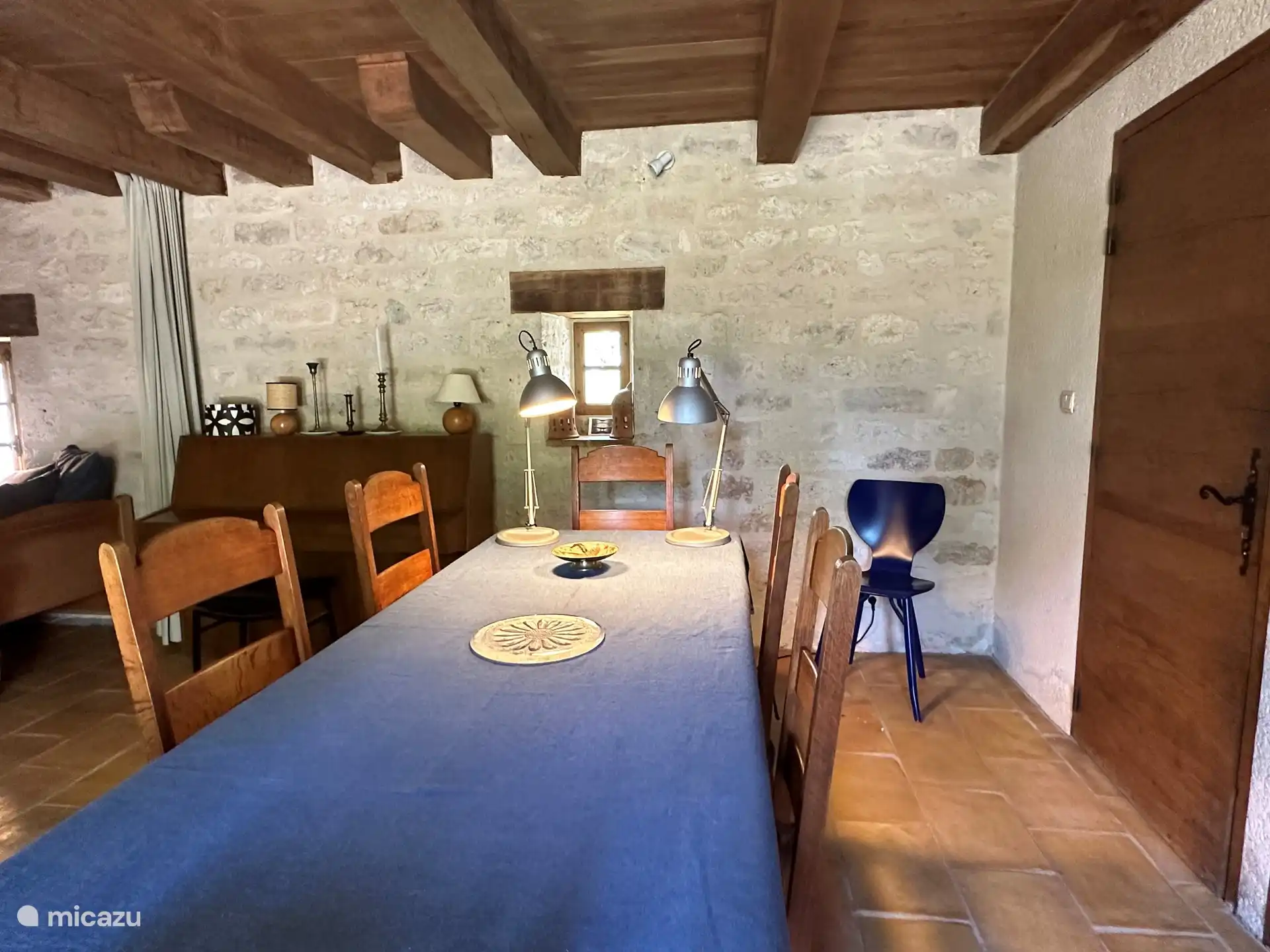 eiken eettafel voor 8 pp. 
table à manger - en chêne - pour 8 pp.