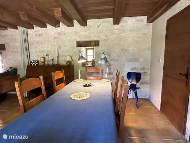 landhuis / kasteel huren in Frankrijk, Lot, Pern – Château Fabre Vieux eiken eettafel voor 8 pp. 
table à manger - en chêne - pour 8 pp.