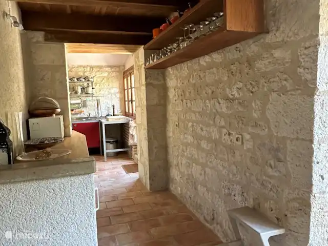 landhuis / kasteel huren in Frankrijk, Lot, Pern – Château Fabre Vieux Doorgang tussen eetdeel en keuken met links een diepriezer en de wasmachine.
Passage entre table à manger et cuisine avec à gauche la machine à laver et le congélateur