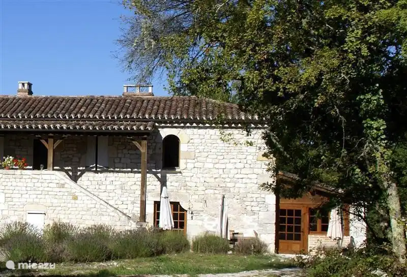 Het Huis met stenen trap (Maison Escalier) is gebouwd in de stijl van de streek Quercy. 
La Maison Escalier est bâtie dans le style typiqement Quercynois.