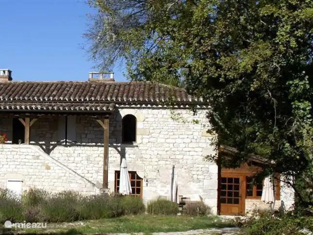landhuis / kasteel huren in Frankrijk, Lot, Pern – Château Fabre Vieux Het Huis met stenen trap (Maison Escalier) is gebouwd in de stijl van de streek Quercy. 
La Maison Escalier est bâtie dans le style typiqement Quercynois.