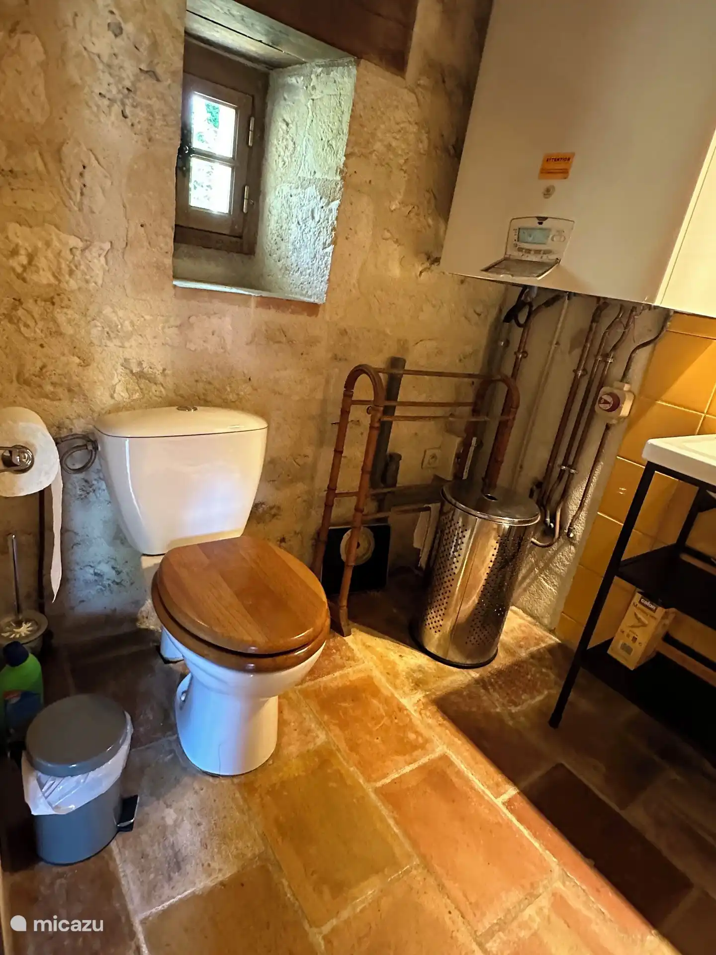 Badkamer op de begane grond - WC en wasbak
Salle de bain au rez-de-chaussée - WC et lavabo
