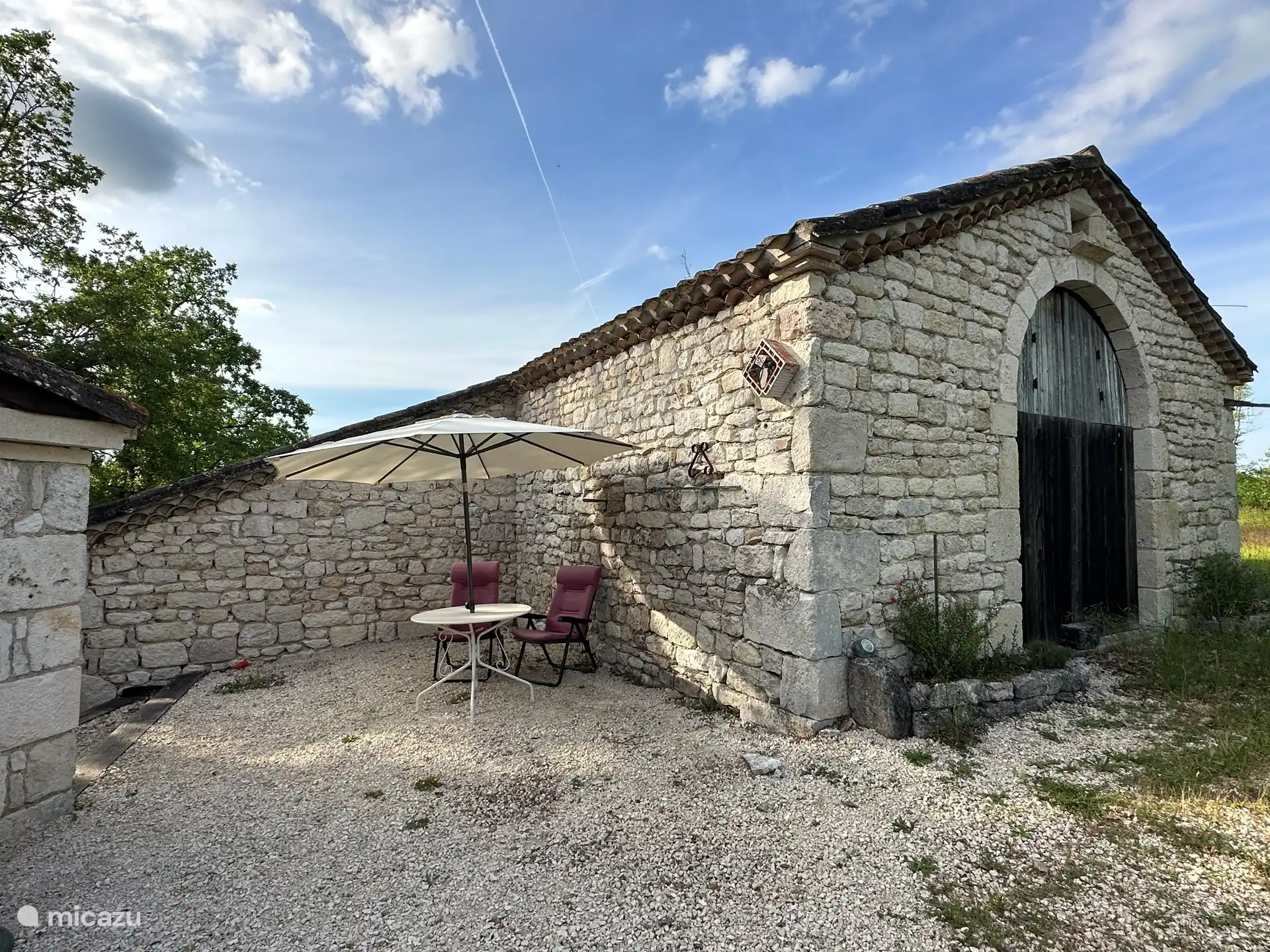 Terras voorkant - beschut in de hoek van de 'grange'
Terrasse devant - abritée dans le coin de la grange