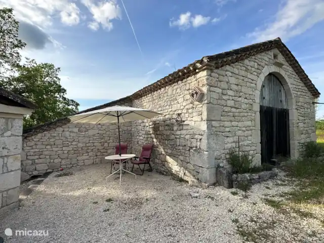 landhuis / kasteel huren in Frankrijk, Lot, Pern – Château Fabre Vieux Terras voorkant - beschut in de hoek van de 'grange'
Terrasse devant - abritée dans le coin de la grange