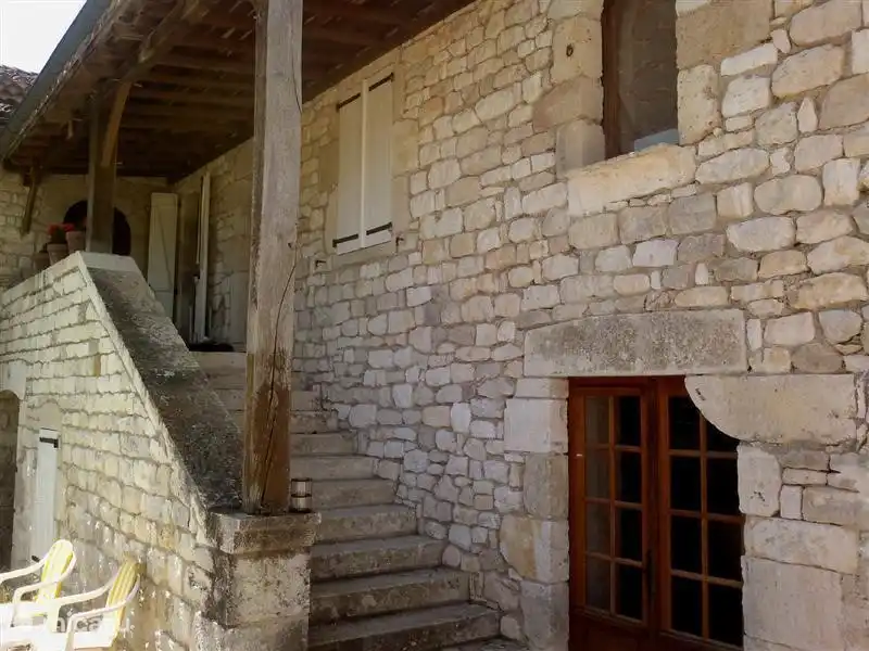 'Huis met stenen trap'. Via deze buitentrap komt u op de 1e etage. Er is ook een eiken binnentrap.
Maison Escalier en pierre, donnant à l'étage. 
Il y a aussi une escalier intérieure en chêne,