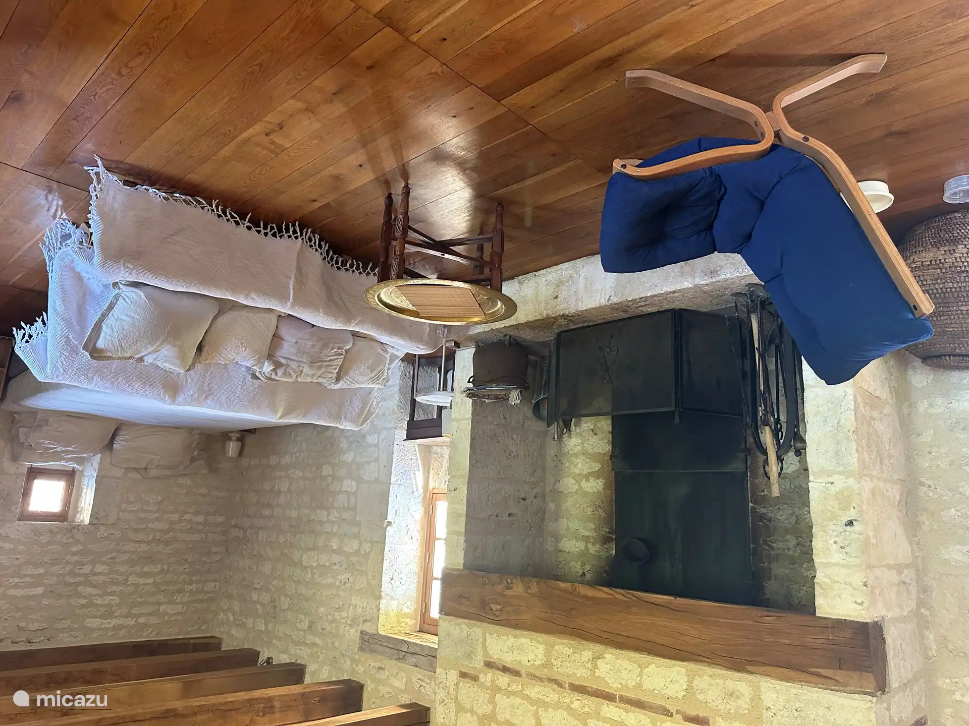 Via de stenen buitentrap komt u op de 1e etage in de ruime woonkamer met prachtige schouw. Daar is ook het slaapgedeelte met lits jumeaux en een extra eenpersoonsbed.  
Par l'escalier extérieure à l'étage avec le salon, un lit-jumeaux et en plus 1 extra lit pour 1 personne