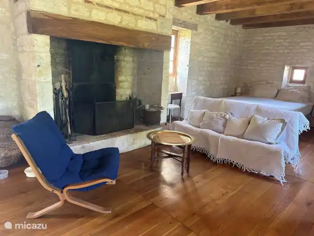 landhuis / kasteel huren in Frankrijk, Lot, Pern – Château Fabre Vieux Via de stenen buitentrap komt u op de 1e etage in de ruime woonkamer met prachtige schouw. Daar is ook het slaapgedeelte met lits jumeaux en een extra eenpersoonsbed.  
Par l'escalier extérieure à l'étage avec le salon, un lit-jumeaux et en plus 1 extra lit pour 1 personne