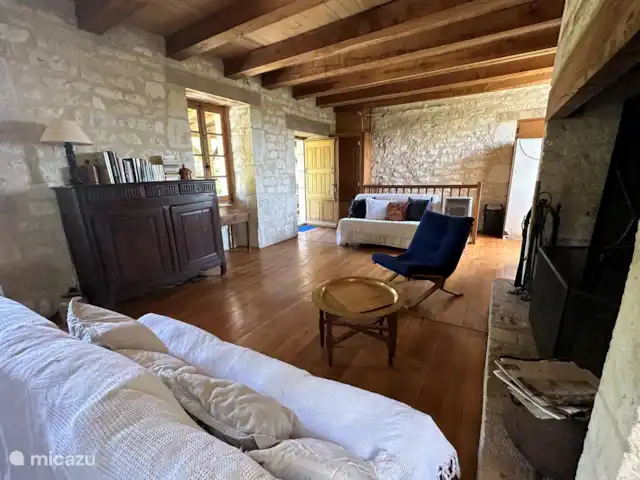 landhuis / kasteel huren in Frankrijk, Lot, Pern – Château Fabre Vieux Overzicht zitdeel naast de grote schouw 
Aperçu du salon à coté de la grande cheminée