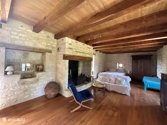 landhuis / kasteel huren in Frankrijk, Lot, Pern – Château Fabre Vieux De grote schouw op de 1ste verdieping.
La grande cheminée à l'etage