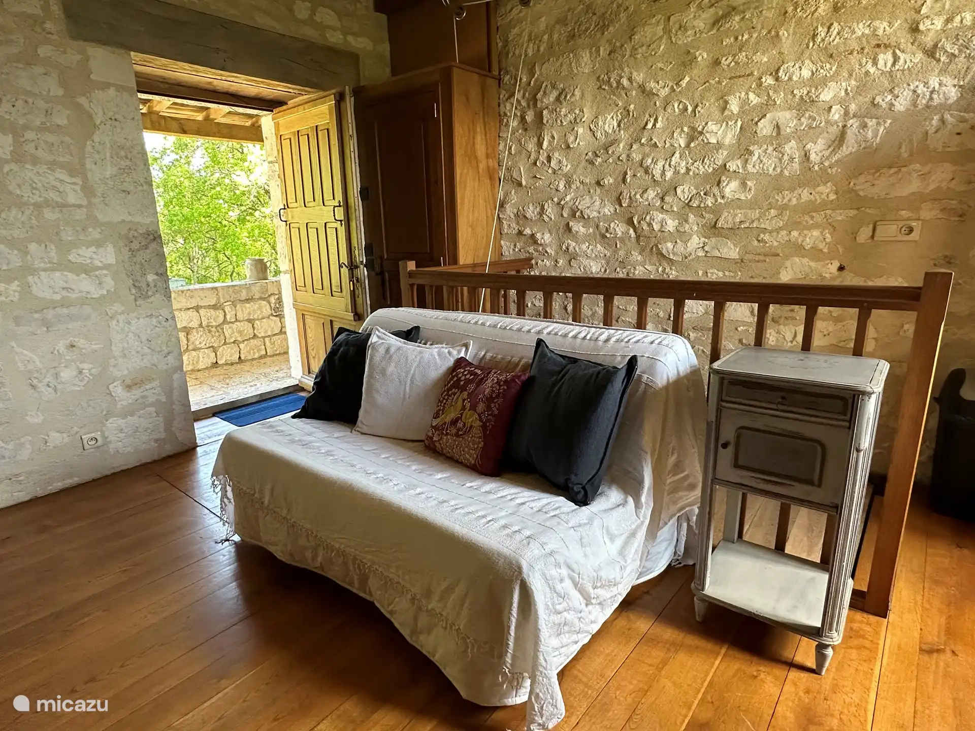 1ste verdieping met buitendeur: zitslaapbank geplaatst voor de binnentrap naar beneden.

1er étage avec porte d'entrée: clic-clac canapé posé devant l'escalier intérieure donnant au rez-de-chaussée. 