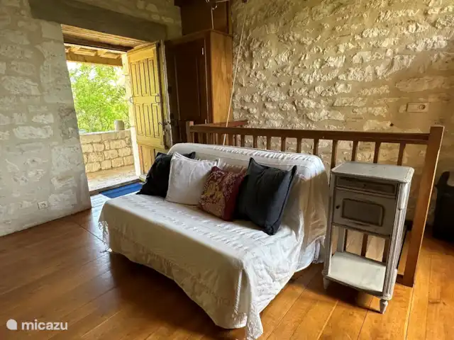 landhuis / kasteel huren in Frankrijk, Lot, Pern – Château Fabre Vieux 1ste verdieping met buitendeur: zitslaapbank geplaatst voor de binnentrap naar beneden.
1er étage avec porte d'entrée: clic-clac canapé posé devant l'escalier intérieure donnant au rez-de-chaussée.