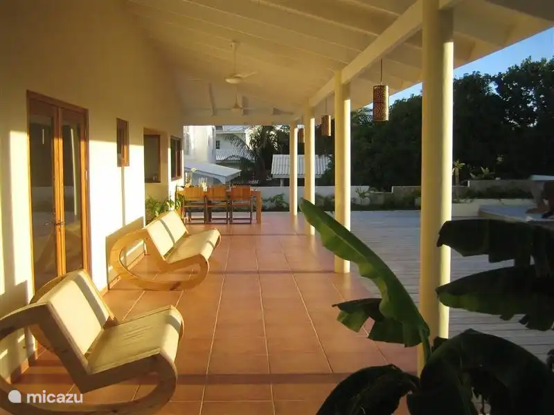 Auf den Schwingen Bänke unter der Veranda ...