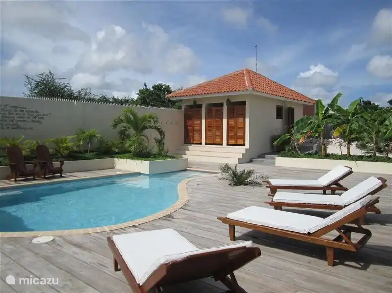 Genießen Sie auf dem Bett liegt am Pool ...