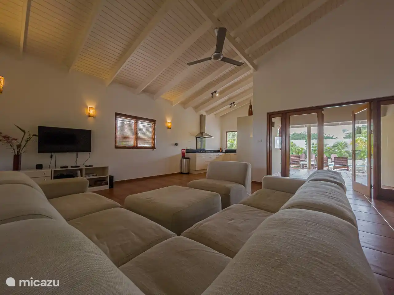 Loungesofa im Wohnzimmer mit NLD TV, WIFI und Dolbi Seround ...